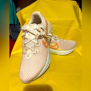 Nike size 10 women's  NWOT  pink